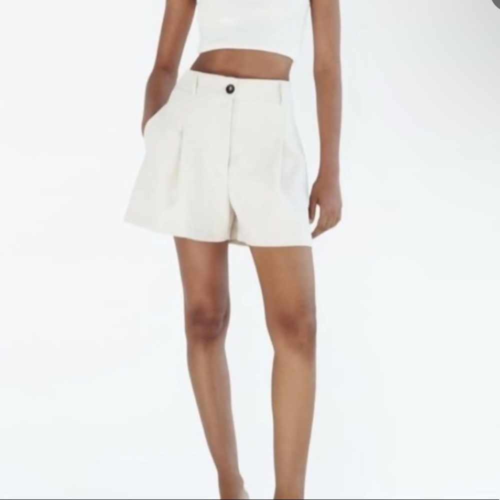 ZARA white High waisted, pleated shorts (XS)